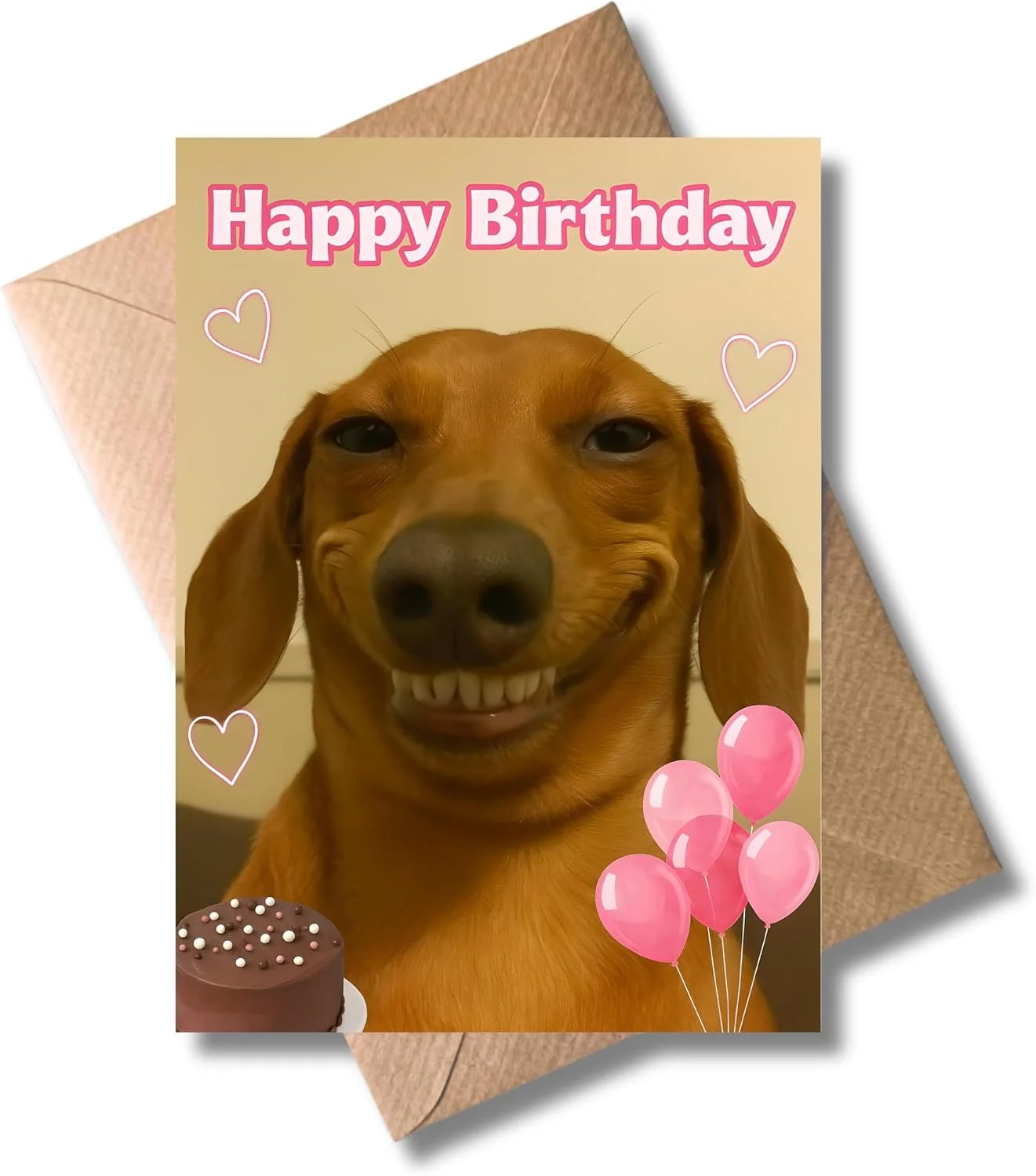 Geburtstagskarte mit der Abbildung eines lächelnden Dackels mit menschlichen Zähnen, pinkem Happy Birthday Schriftzug, rosa Luftballons und Schokokuchen auf einem braunen Umschlag