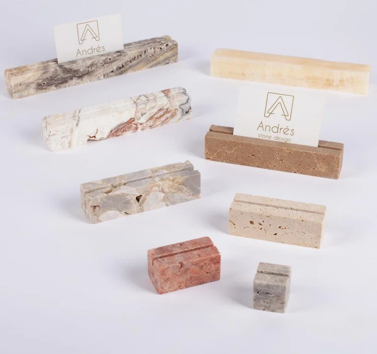 Eine Auswahl an hochwertigen Kartenhaltern aus verschiedenen Natursteinen wie Marmor und Travertin in unterschiedlichen Farben und Maserungen.