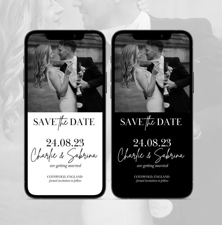 Zwei Smartphones mit derselben Save‑the‑Date‑Karte: Schwarz‑weiß‑Foto eines Paares und Champagnergläser. Links: weißer Hintergrund, schwarze Schrift. Rechts: schwarzer Hintergrund, weiße Schrift.