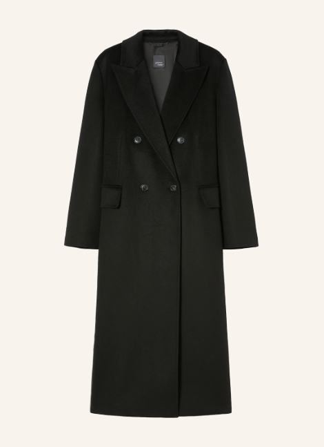 Ein wadenlanger, eleganter schwarzer Wollmantel in zeitlos geradem Schnitt mit einem markanten, breiten Reverskragen. Die klassische zweireihige Knopfleiste und die dezenten Pattentaschen verleihen dem Modell eine puristische, edle Silhouette.