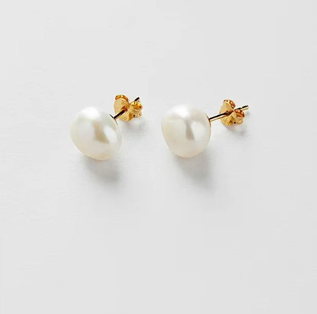 Klassische weiße Perlenohrstecker (Studs) mit goldenem Verschluss. Minimalistischer, zeitloser Brautschmuck von Safira, ideal als dezente Brautohrringe.