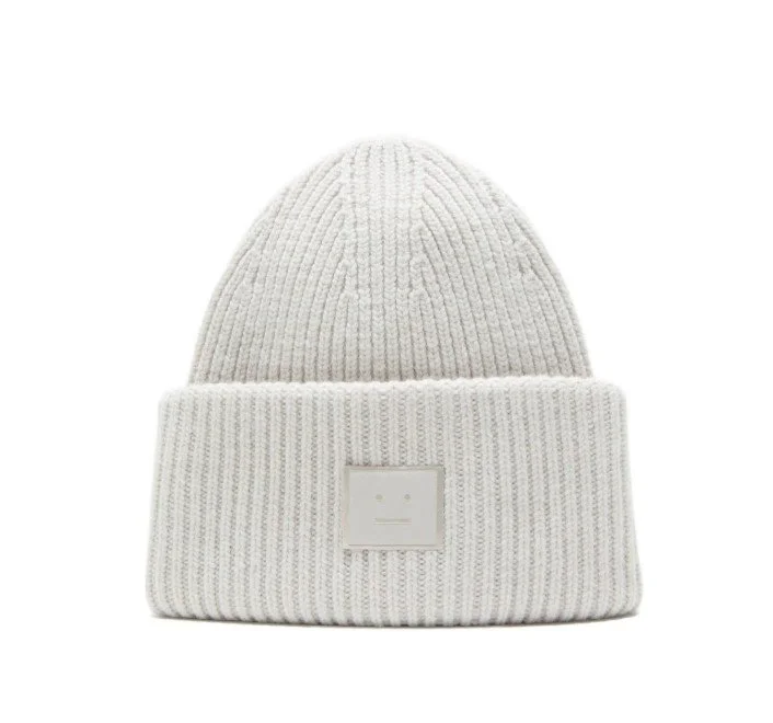 Grobgestrickte Beanie aus Rippstrick in der Trendfarbe Cloud Dancer. Mit breitem Umschlag und minimalistischem Face-Logo-Patch – ein modernes Winter-Accessoire.