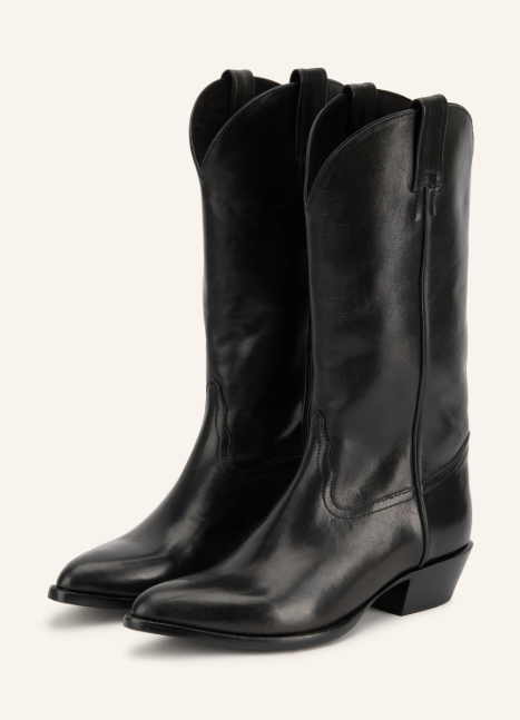 Ein Paar klassische, schwarze Cowboystiefel aus Glattleder mit spitzer Kappe, typisch geschwungenem Schaftrand und niedrigem Blockabsatz.