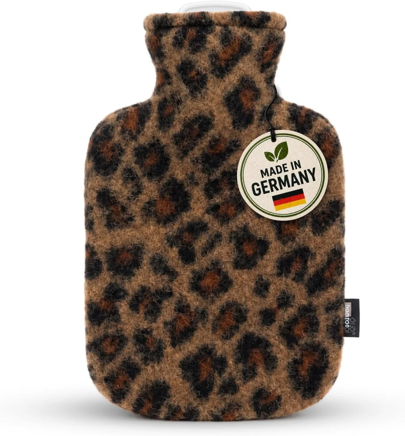 Eine Wärmflasche mit flauschigem Bezug im Leopardenmuster. Am Flaschenhals hängt ein runder Anhänger mit den Aufschriften „MADE IN GERMANY“, einer kleinen Deutschlandfahne und zwei Blättern.