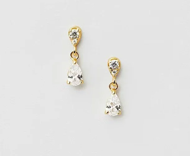 Kleine, goldene Hängeohrringe mit funkelnden Zirkonia-Kristallen in Tropfenform. Filigraner, eleganter Brautschmuck von Safira, ideal als dezente Brautohrringe.