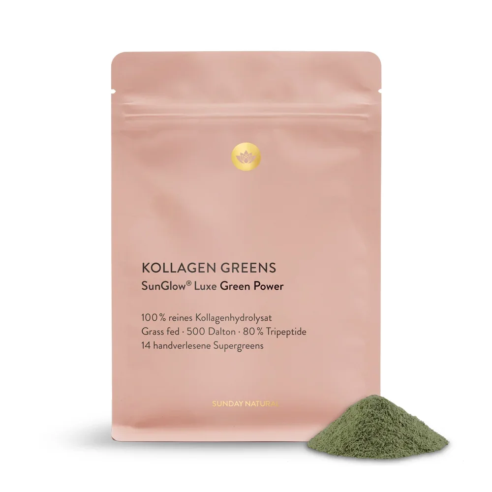 Zartrosa Beutel des "Kollagen Greens" (SunGlow Luxe Green Power) von Sunday Natural mit einem kleinen Häufchen des feinen, grünen Pulvers daneben.