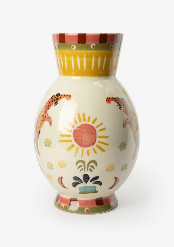 Handbemalte Keramikvase mit Sonne- und Tiermotiven in warmen Farben, dekorative Geschenkidee für Frauen, freigestellt auf weißem Hintergrund.