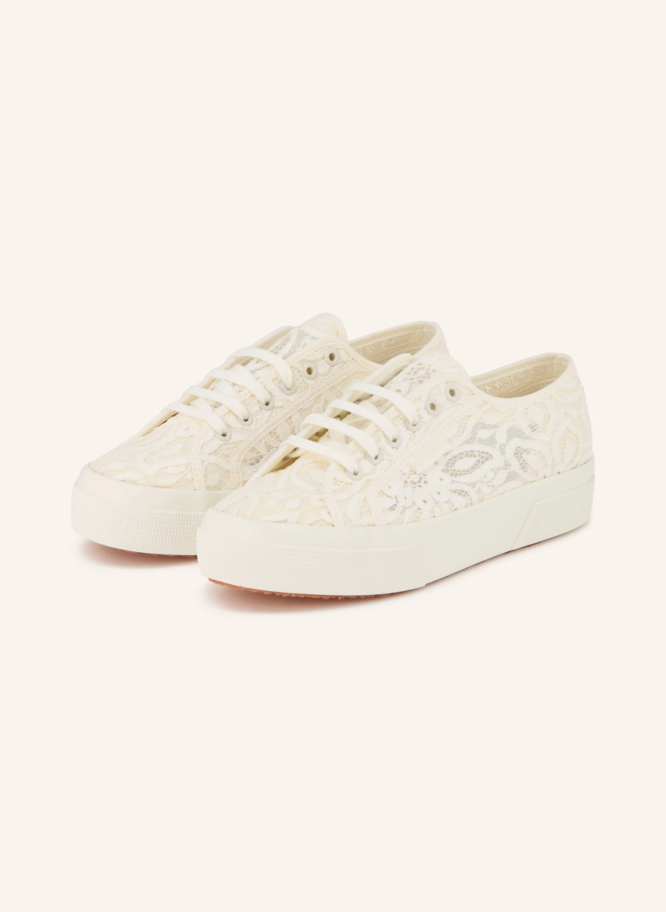 Weiße Braut-Sneaker mit floralem Spitzenmuster und flacher Gummisohle als bequeme Alternative für den Hochzeitstag, zu sehen in brautschuhe-5.webp.