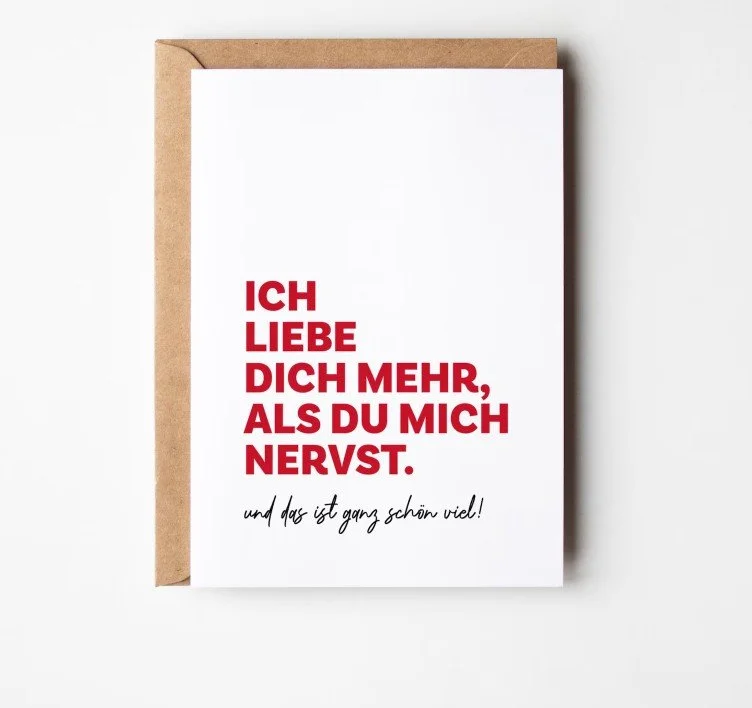 Schlichte Grußkarte mit dem humorvollen roten Text „Ich liebe dich mehr, als du mich nervst. Und das ist ganz schön viel!“ in einem braunen Kraftpapier-Umschlag.
