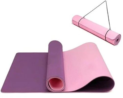 Zusammengerollte zweifarbige Yogamatte mit Tragegurt auf hellem Hintergrund.