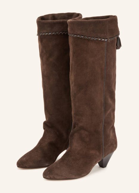 Ein Paar hohe, dunkelbraune Wildlederstiefel mit spitzer Kappe, kleinem Kegelabsatz und einer geflochtenen Borte sowie einer Troddel am umgeschlagenen oberen Schaft.