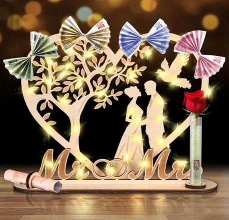 Holzdeko Hochzeitsgeschenk mit LED-Lichtern, Herzmotiv, Brautpaar-Silhouette und Geldscheinen als Schmetterlinge gefaltet.