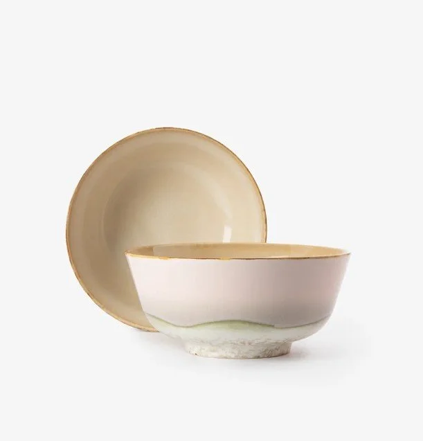 Handgefertigte Keramikschüssel in Beige und Rosé mit unregelmäßiger Form, dekorative Geschenkidee für Frauen, freigestellt auf weißem Hintergrund.