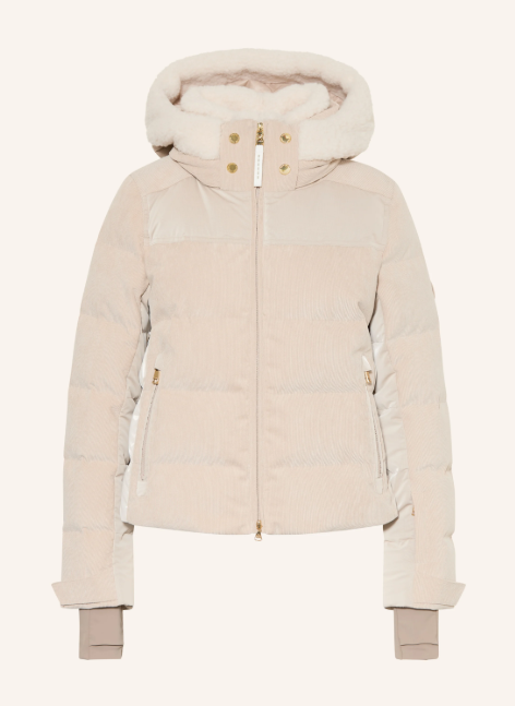 Eine helle, beige Skijacke in Steppoptik mit einer plüschig gefütterten Kapuze und goldenen Reißverschlüssen.