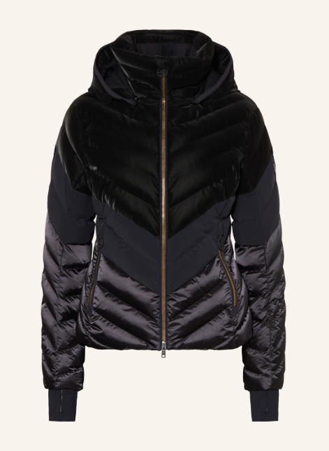 Eine dunkle, figurbetonte Skijacke mit Kapuze und auffälliger, V-förmiger Steppung. Das Design kombiniert glänzende und matte Stoffpartien in Schwarz und Dunkelblau und wird durch einen farblich abgesetzten Frontreißverschluss abgerundet.