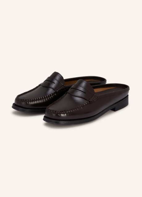 Dunkelbraune, flache Mules aus glänzendem Glattleder im klassischen Penny-Loafer-Stil mit markanter Mokassin-Naht.
