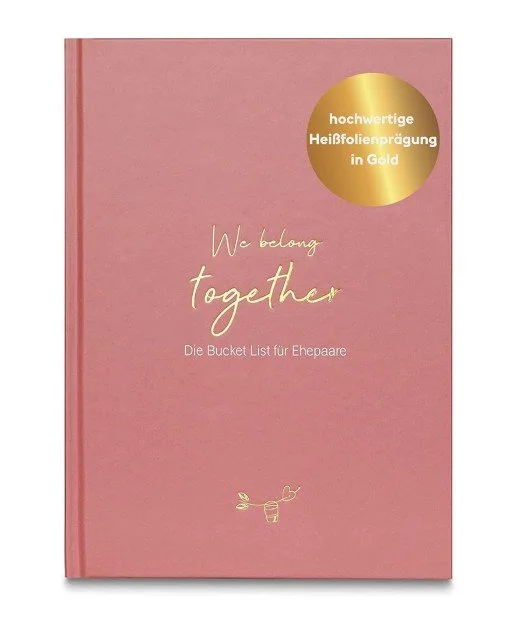 Hochwertiges Buch „We belong together – Die Bucket List für Ehepaare“ in Altrosa mit edler Goldprägung als schöne Geschenkidee zur Hochzeit.