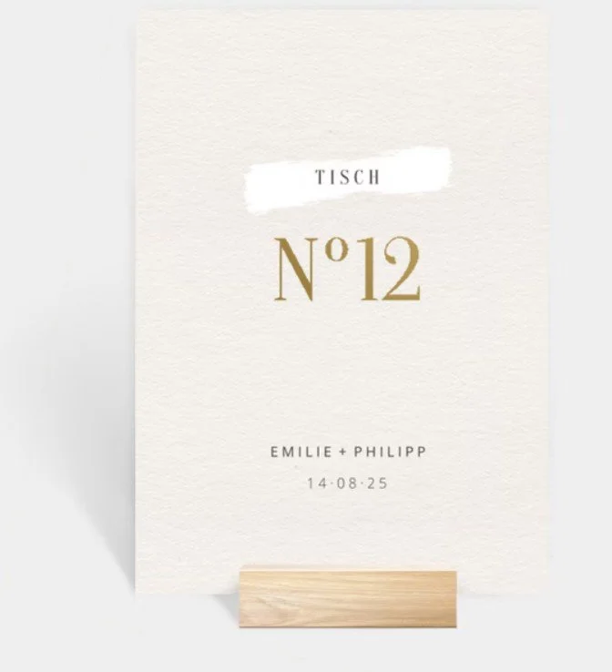  Eine minimalistische weiße Karte mit goldener Ziffer „N°12“ und einem dezenten weißen Pinselstrich-Detail im Hintergrund. 