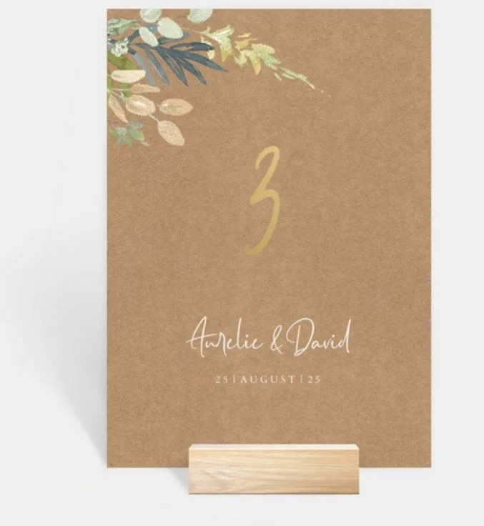  Eine rustikale Karte aus Kraftpapier mit feinen Eukalyptus-Illustrationen und der goldenen Nummer „3“. 