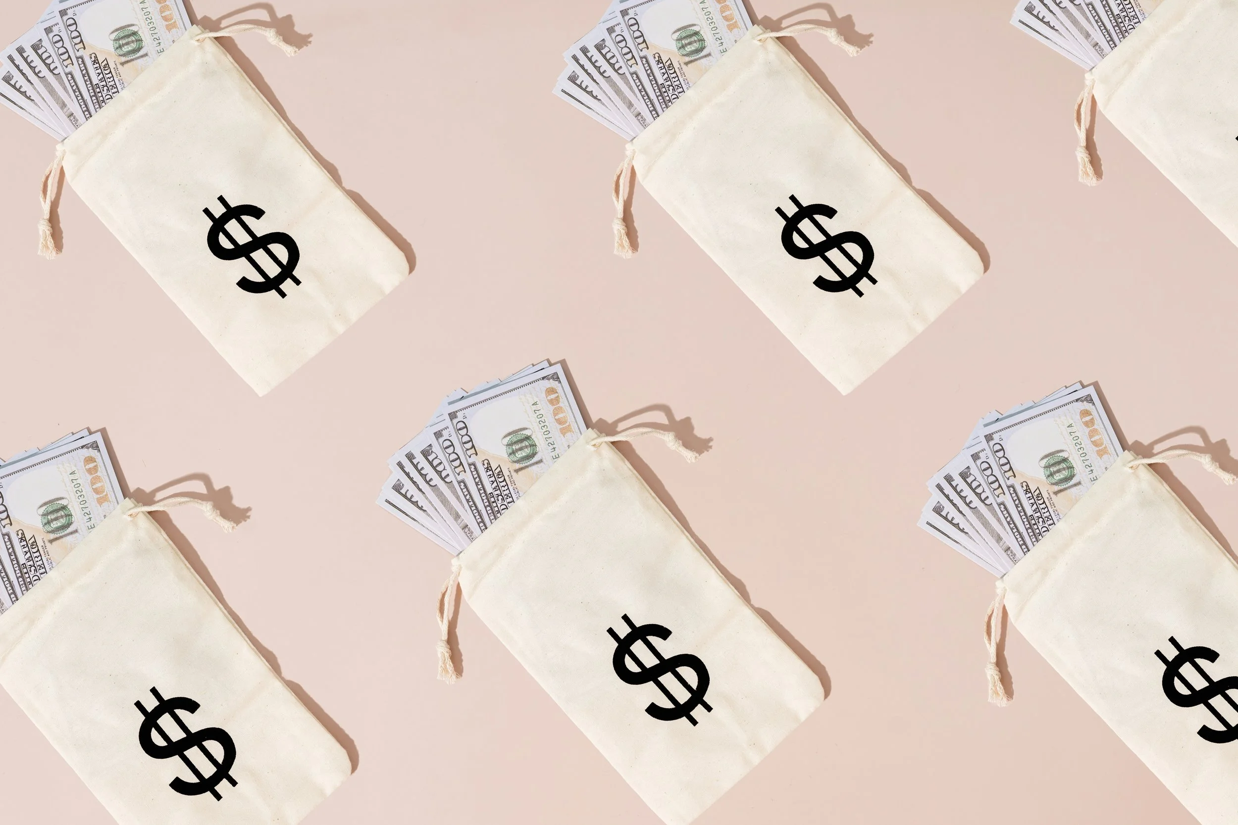 WIE VIEL GELD SCHENKT MAN ZUR HOCHZEIT? So viel ist wirklich angemessen