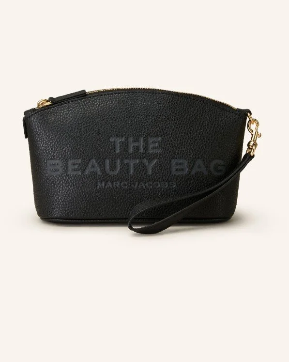 Schwarze Kosmetiktasche aus strukturiertem Kunstleder mit Reißverschluss und Handschlaufe, praktische Beauty-Geschenkidee für Frauen vor hellem Hintergrund.