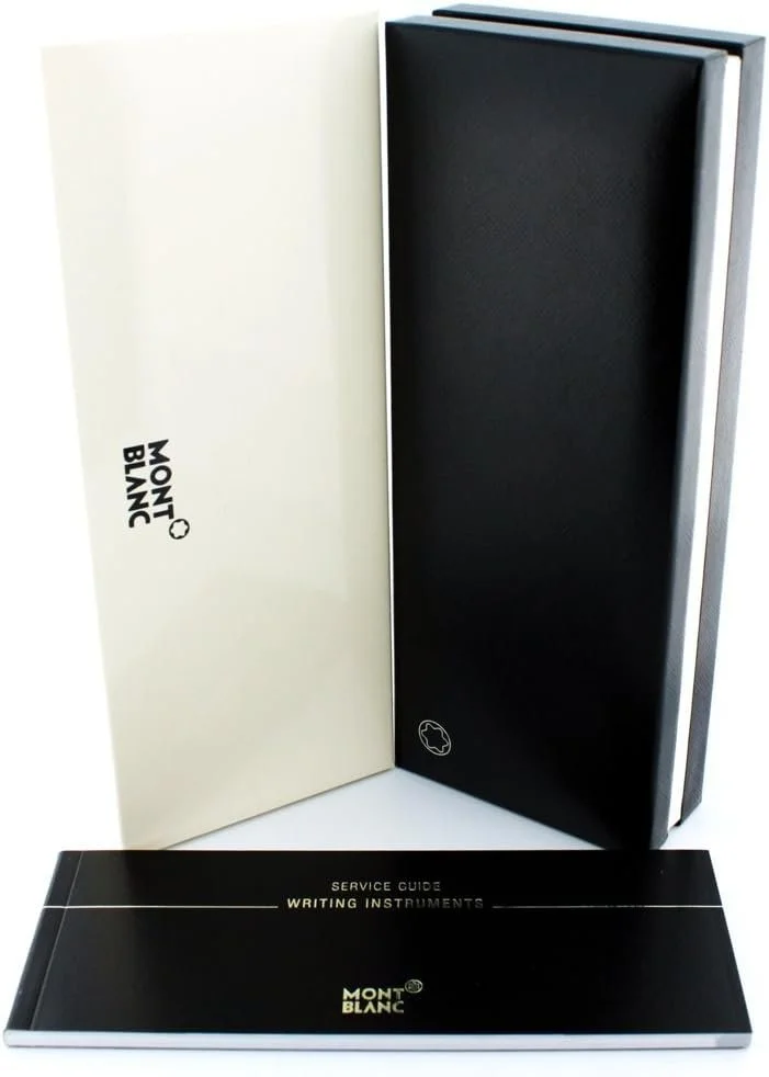 Elegante, schwarz-weiße Geschenkbox von Montblanc. Davor liegt ein schwarzes Service-Heftchen mit der Aufschrift "Service Guide Writing Instruments".
