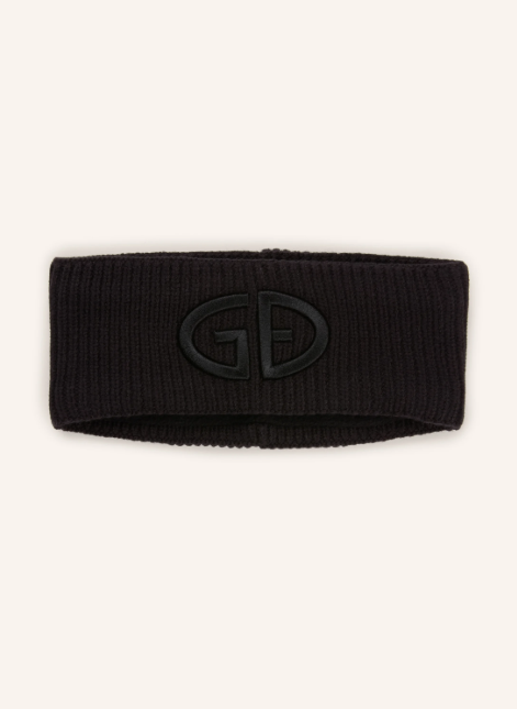 Ein schwarzes Rippstrick-Stirnband mit einem großen, erhabenen "GD"-Logo in der Mitte.
