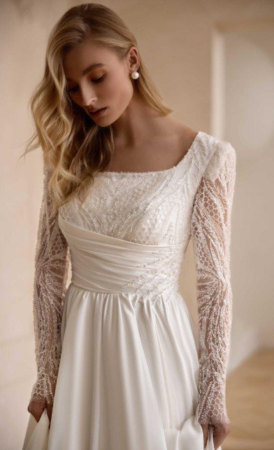 Elegantes, langärmeliges Brautkleid mit quadratischem Ausschnitt, aufwendiger Perlen- und Paillettenstickerei auf dem Oberteil und den Spitzenärmeln, sowie einer gerafften Taille und einem glatten, fließenden Rock.