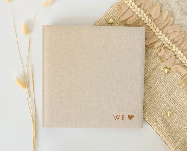 Hochwertiges Fotobuch mit Leinenumschlag und Aufschrift „WIR ♥“ – stilvolles Valentinstag Geschenk für Paare zur Gestaltung gemeinsamer Erinnerungen.