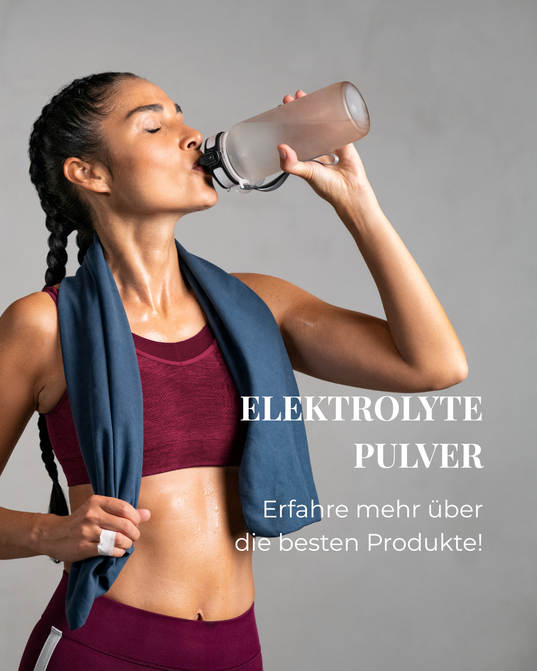 Sportliche Frau trinkt nach dem Training aus einem Shaker ein mit Elektrolyte Pulver angemischtes Getränk zur Regeneration.