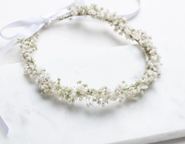 Natürliches Diadem für die Hochzeit aus zartem Schleierkraut und kleinen Perlen, gebunden mit einem weißen Satinband.