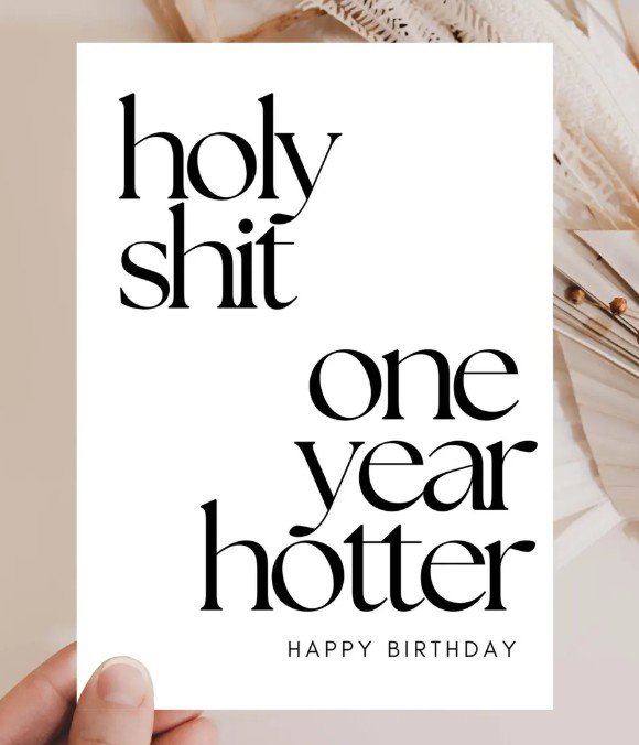 Minimalistische Geburtstagskarte mit dem frechen Spruch „holy shit, one year hotter“ in schwarzer Schrift auf weißem Hintergrund.