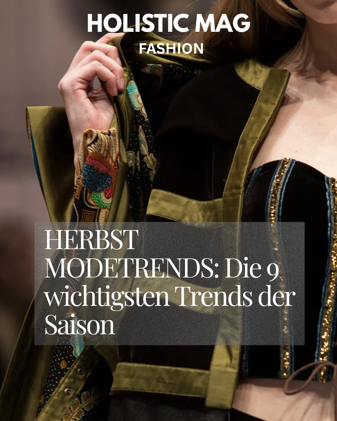 Model in olivgrüner Samtjacke mit floralem Futter über schwarzem Korsett mit Golddetails. Cover Text Holistic Mag Fashion Herbst Modetrends Die 10 wichtigsten Trends der Saison.