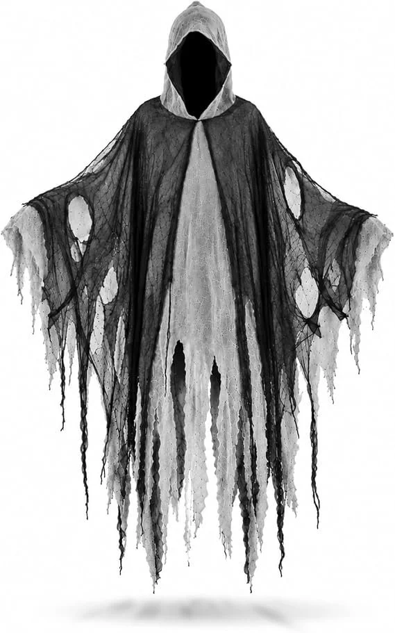 Ein gruseliges Halloween-Kostüm in Form eines Kapuzenumhangs. Die weiße Basis wird von einer schwarzen, spinnwebenartigen und zerrissenen Stoffschicht mit fransig herabhängenden Rändern überlagert.