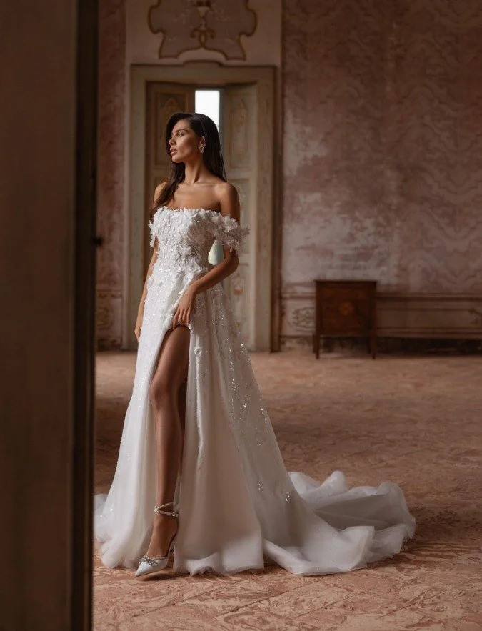Funkelndes Off-Shoulder Brautkleid mit 3D-Blüten und hohem Beinschlitz.