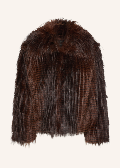 Eine kurze, dunkelbraune Kunstpelzjacke mit langem, zotteligem Flor und breitem Kragen.