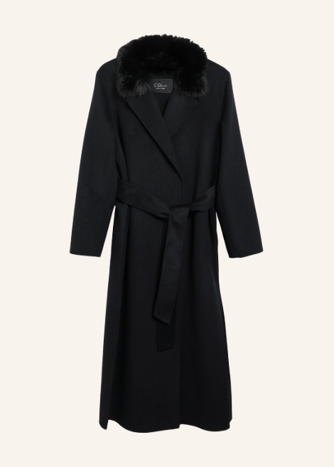 Ein wadenlanger, schwarzer Wollmantel mit elegantem Bindegürtel für eine feminine Silhouette. Ein dichter, schwarzer Kunstfellkragen und der zeitlose Schnitt runden den winterlichen Look ab.