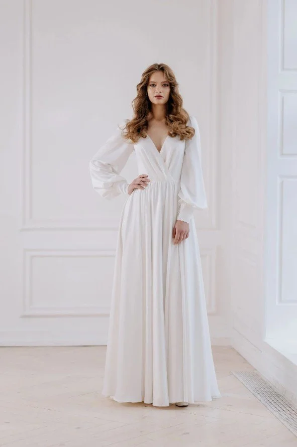Schlichtes Langarm-Brautkleid aus Satin mit V-Ausschnitt, Wickeloptik und weiten Ärmeln.