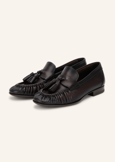 Dunkelbraune Loafer mit markant geraffter Frontnaht und Quasten-Details.