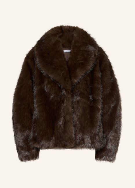 Eine kurze, dunkelbraune Jacke aus voluminösem Kunstpelz mit einem breiten Kragen.