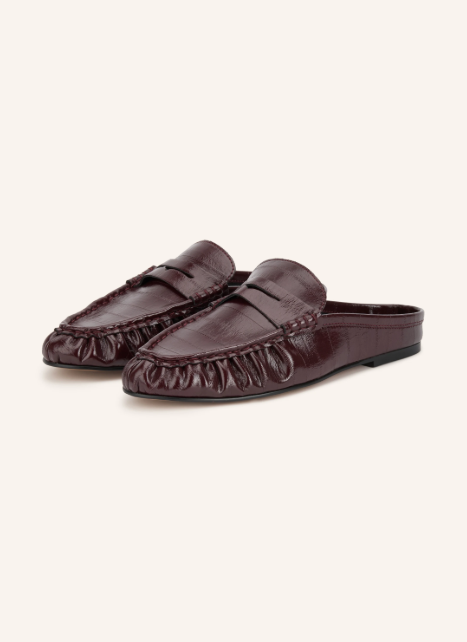 Dunkelrote Mules aus glänzendem Leder mit Kroko-Prägung, gestaltet im Loafer-Stil mit gerafftem Vorderblatt und einer Ristspange
