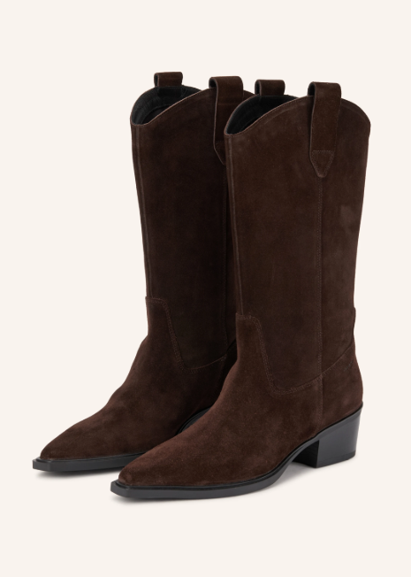 Ein Paar hohe, dunkelbraune Cowboystiefel aus Wildleder mit spitzer Kappe, seitlichen Zuglaschen am Schaftrand und niedrigem Blockabsatz.