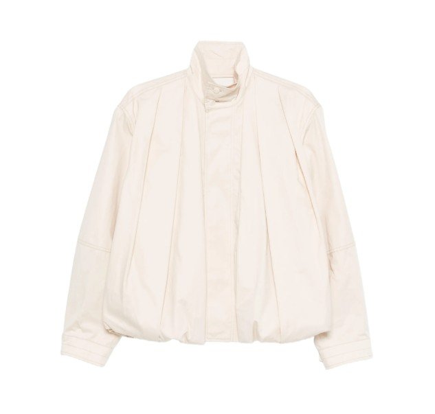 Minimalistischer Designer-Blouson in der Trendfarbe 2026 „Cloud Dancer“. Die Jacke in hellem Off-White besticht durch skulpturale Falten und einen hohen Stehkragen – ein Key-Piece für den Quiet Luxury Look.