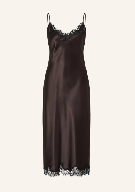 Dunkelbraunes Satinkleid mit schwarzer Spitze an V-Ausschnitt und Saum vor hellem Hintergrund. Elegantes Slipkleid mit feinen Spaghettiträgern und fließendem Fall in Midi-Länge.