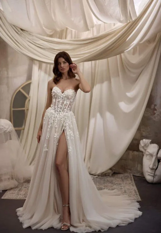 Schulterfreies Brautkleid mit Korsage, floraler 3D-Spitze und hohem Beinschlitz im Tüllrock.