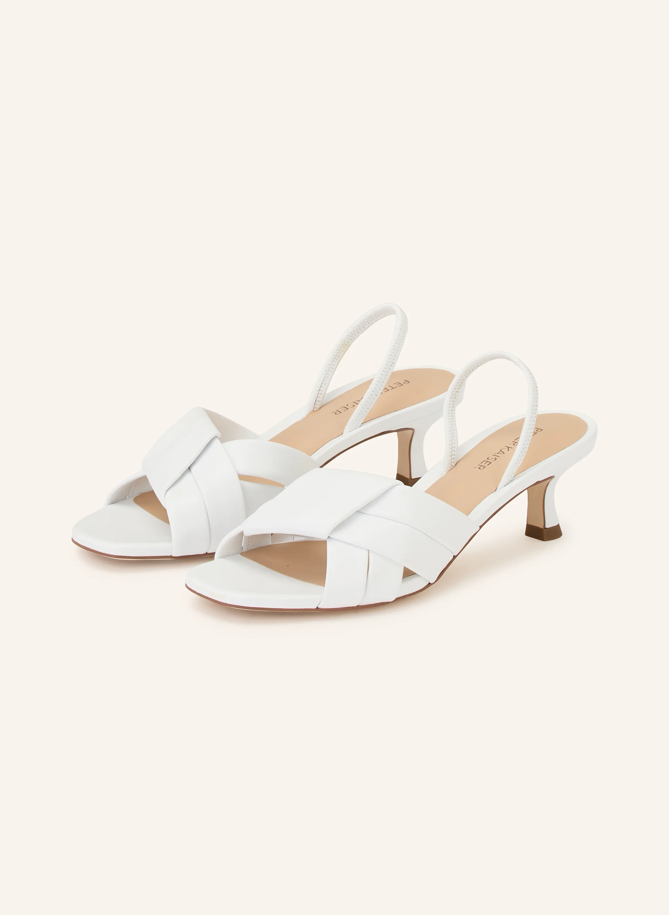 Weiße Slingback-Sandalen von Peter Kaiser mit breiten, geflochtenen Vorderriemen und niedrigem Kitten-Heel-Absatz vor hellem Hintergrund.