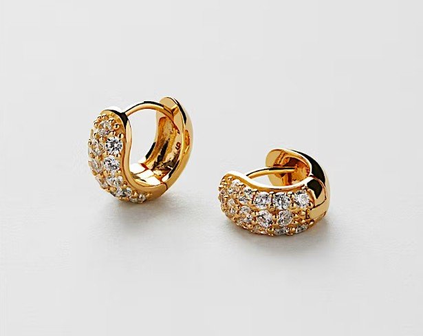 Breite, kleine goldene Creolen (Huggies) mit mehreren Reihen Pavé-gefasster Zirkonia-Kristalle. Glamouröser, funkelnder Brautschmuck von Safira, ideal als auffällige Brautohrringe.