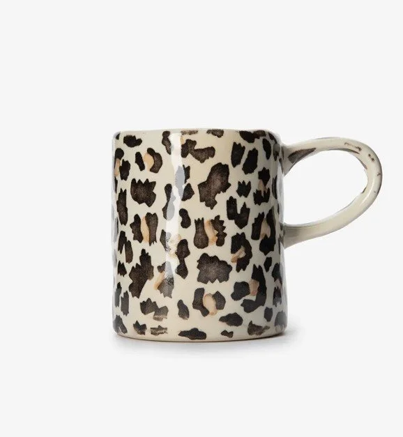 Hellbraune Tasse mit Leoprint der Marke Sissy-Boy. Die Tasse ist spülmaschinengeeignet und misst 12,5x8x9,5 cm. Material: 100% Keramik.