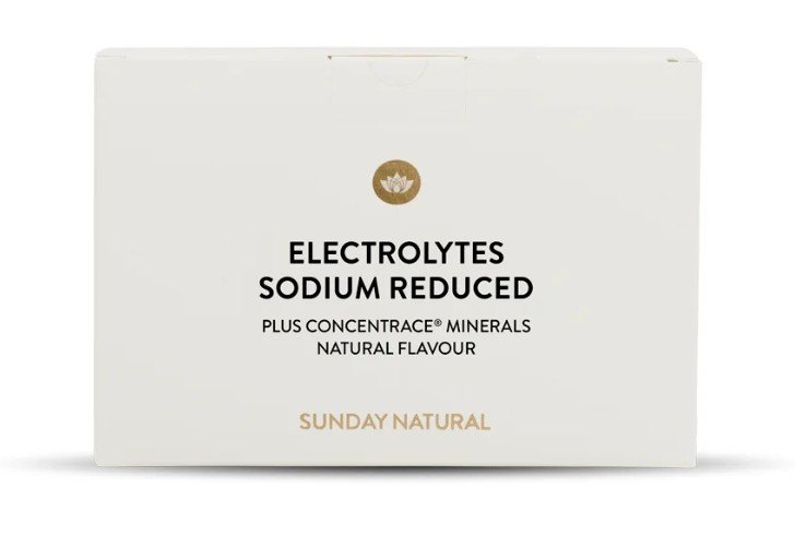 Sunday Natural Electrolytes Sodium Reduced mit Plus ConcenTrace Minerals und natürlichem Geschmack. Weiße Produktbox der Marke Sunday Natural mit goldener Aufschrift und dem Hinweis auf reduzierten Natriumgehalt sowie ConcenTrace Minerals.