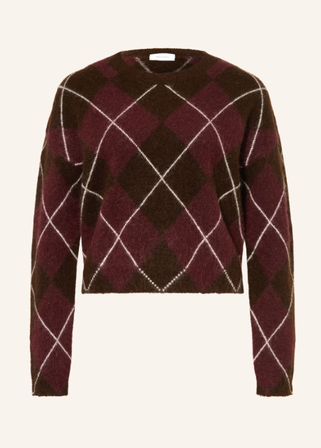 Flauschiger Pullover mit Rautenmuster in Weinrot und Braun sowie weißen Linien vor hellem Hintergrund. Gemütlicher Strickpullover mit Rundhalsausschnitt und langen Ärmeln.